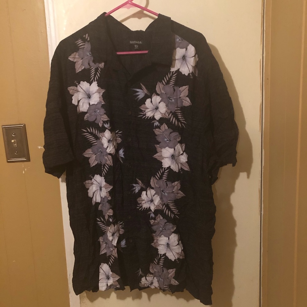 🐸$9 George Brand Mens Short Sleeve Button Shirt.